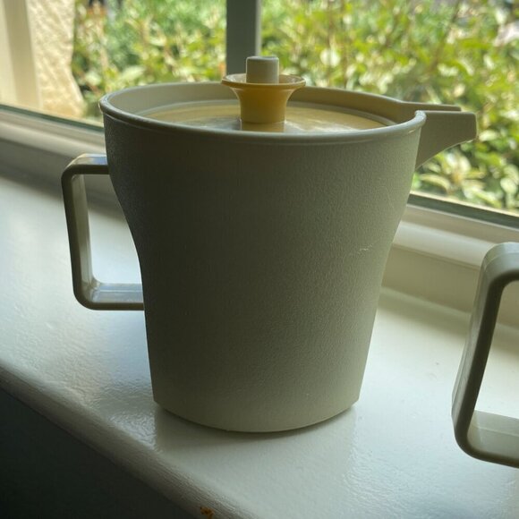 Vintage Tupperware Sugar and Creamer set in Almond and Gold - Picture 5 of 15